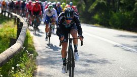 Vuelta 2023, Milesi prima maglia rossa. La DSM vince la cronosquadre, delude la Jumbo Visma