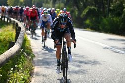 Vuelta 2023, Milesi prima maglia rossa. La DSM vince la cronosquadre, delude la Jumbo Visma