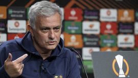 Roma, il solito show di Mourinho: dribbla il futuro e fa una rivelazione su Dybala