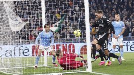 Lazio-Juve, moviola: La spinta su Sandro e i due rossi reclamati da Sarri