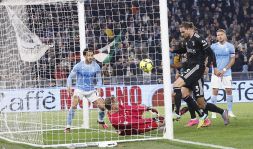 Lazio-Juve, moviola: La spinta su Sandro e i due rossi reclamati da Sarri