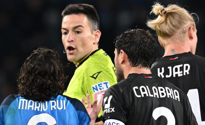 Napoli-Milan, la moviola: Focus sul mani di Kjaer e scontro Leao-Politano