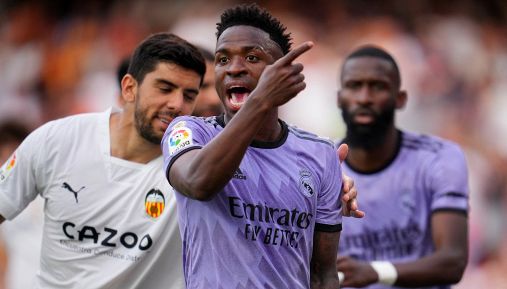 Vinicius Junior, le foto del brutto episodio di razzismo durante Valencia-Real Madrid