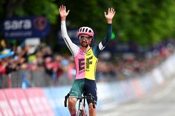 Giro: vittoria solitaria per Healy, è lotta tra Roglic ed Evenepoel