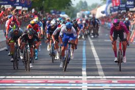 Giro: a Caorle sprint vincente di Dainese al fotofinish