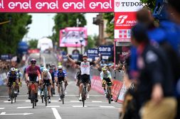 Giro: a Tortona vince Ackermann. La corsa rosa perde Geoghegan Hart