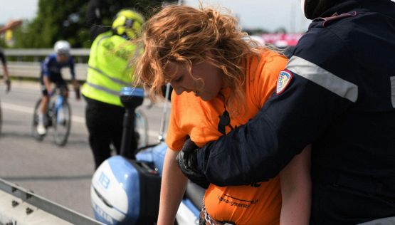 Giro, blitz di Ultima generazione: la polizia interrompe la tappa Pergine Valsugana-Caorle