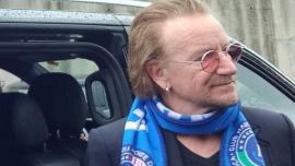 Bono Vox a Napoli con la sciarpa azzurra: 'Sono allergico solo alla Juventus'. I social si spaccano
