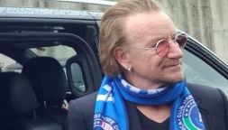Bono Vox a Napoli con la sciarpa azzurra: "Sono allergico solo alla Juventus". I social si spaccano