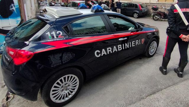 Rapina violenta a un calciatore in corso Como, a Milano: gli hanno portato via anche le scarpe