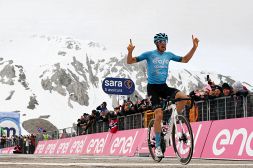 Giro d'Italia: Campo Imperatore incorona Bais. Leknessund mantiene la rosa