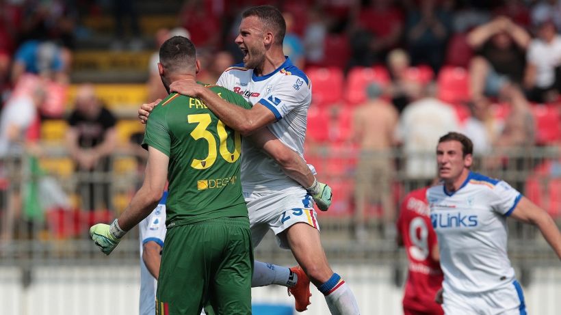 Pagelle Monza-Lecce 0-1: Colombo e Falcone eroi giallorossi, errore fatale di Gytkjaer