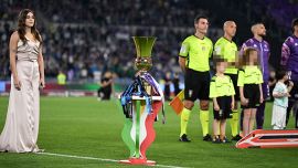 Gaia Gozzi canta l'Inno di Mameli prima di Fiorentina-Inter, finale di Coppa Italia: giallo sui social e critica feroce