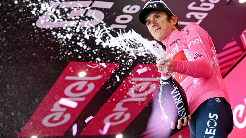 Geraint Thomas si gode la Maglia Rosa: "Voglio tenerla a lungo"