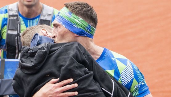 Maratona Leeds, Kevin Sinfield al traguardo con in braccio l’amico paralizzato Rob Burrow