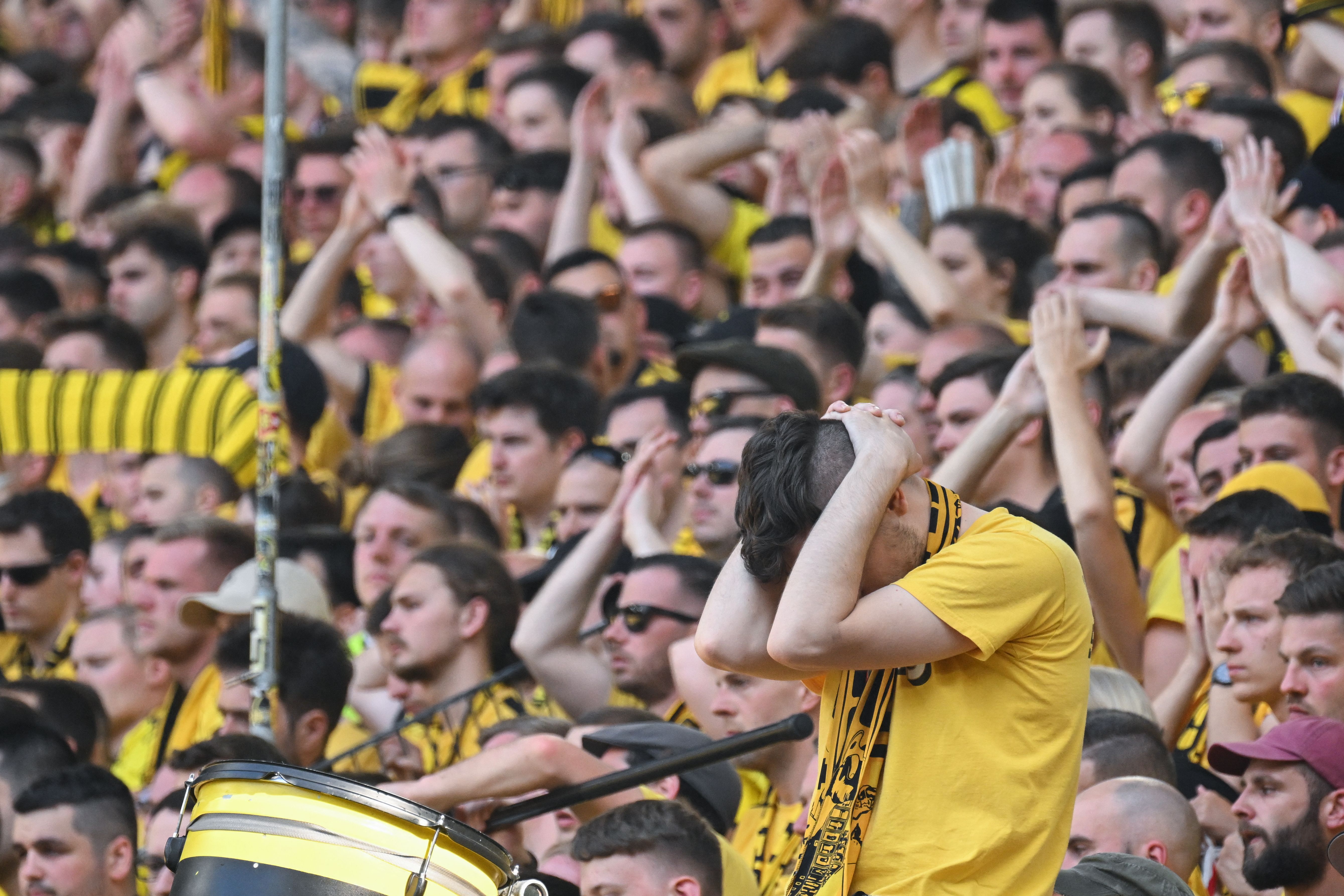 Dramma Borussia Dortmund: le lacrime di giocatori e tifosi. La gallery