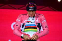 Giro d’Italia, beffa Evenepoel: ha il Covid ed è costretto al ritiro