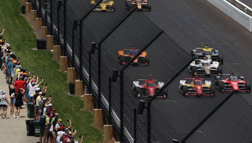 Indy 500 miglia Indianapolis, impatto devastante durante la gara: tragedia sfiorata, pneumatico vola tra gli spalti. Video
