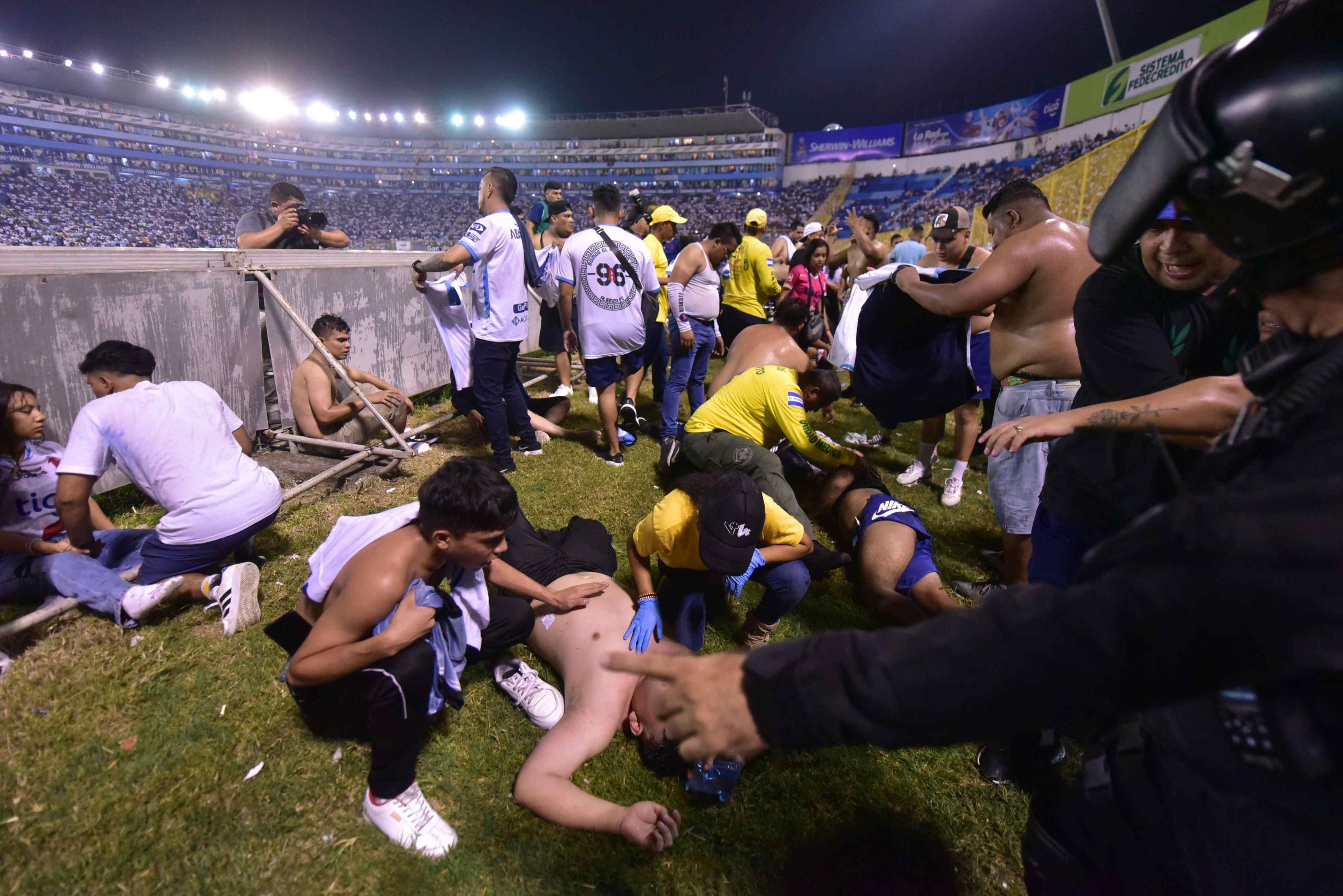 Tragedia in El Salvador: 12 morti nella calca per entrare allo stadio. Le immagini
