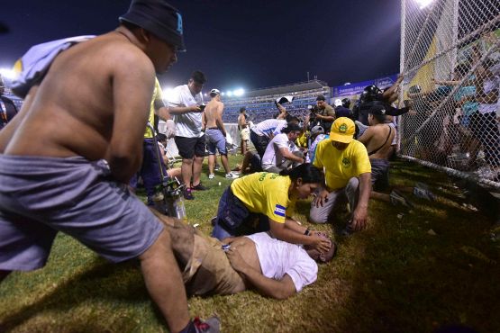 Tragedia in El Salvador: 12 morti nella calca per entrare allo stadio. Le immagini