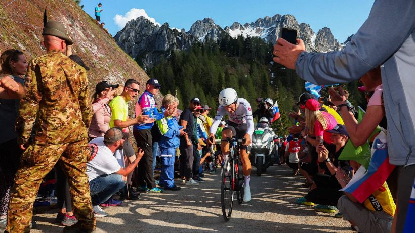 Giro d'Italia, Joao Almeida si congratula con Roglic