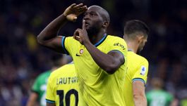 Lukaku manovrato dalla madre, un compagno rivela: fa tutto quello che dice lei