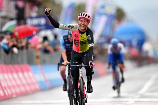 Giro: a Viareggio si impone Cort Nielsen. Rosa a Thomas