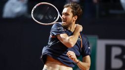 Tennis, Medvedev a nervi tesi: gestaccio al pubblico di Parigi dopo la sconfitta con Dimitrov