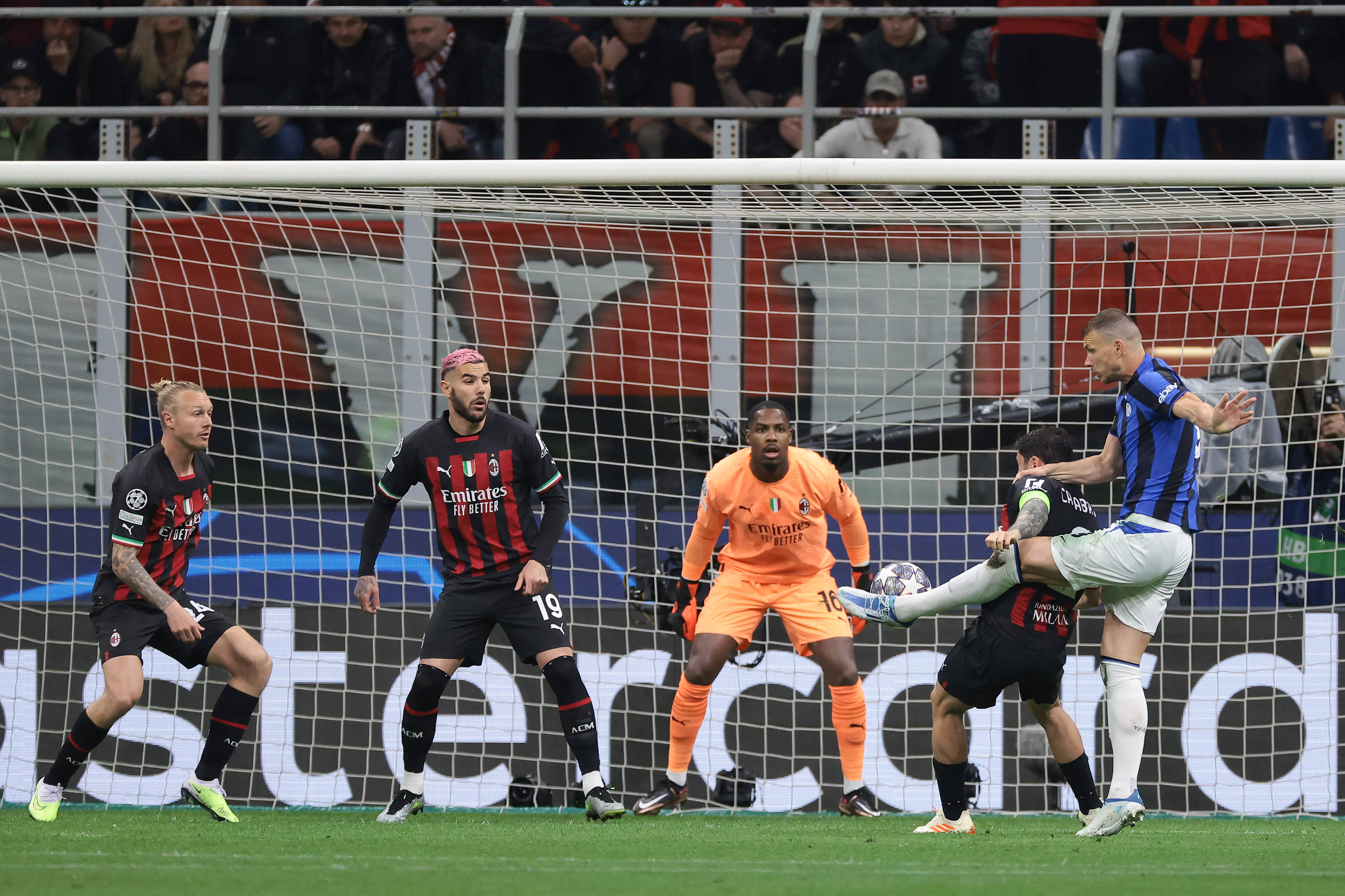 Milan-Inter, la girata al volo di Dzeko che porta in vantaggio i nerazzurri. Gol magnifico