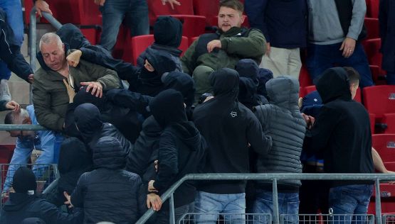 AZ-West Ham finisce in rissa: calciatori e familiari coinvolti sugli spalti