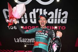 Giro: Denz fa doppietta a Cassano Magnago. Armirail in rosa