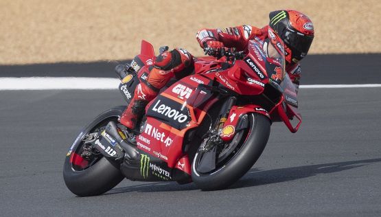 MotoGP, qualifiche Gp Francia: Bagnaia in pole a Le Mans. Poi Marquez e Marini