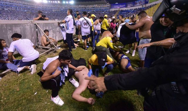 Tragedia in Salvador, calca fuori dallo stadio: 12 morti e 100 feriti