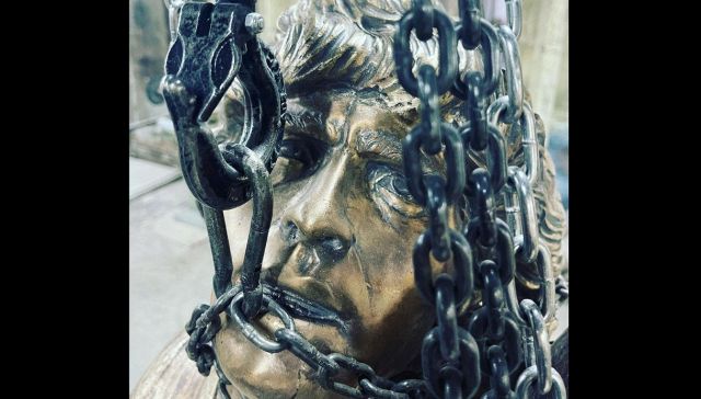 Napoli ferita nel giorno della festa: fatta a pezzi la statua di Maradona