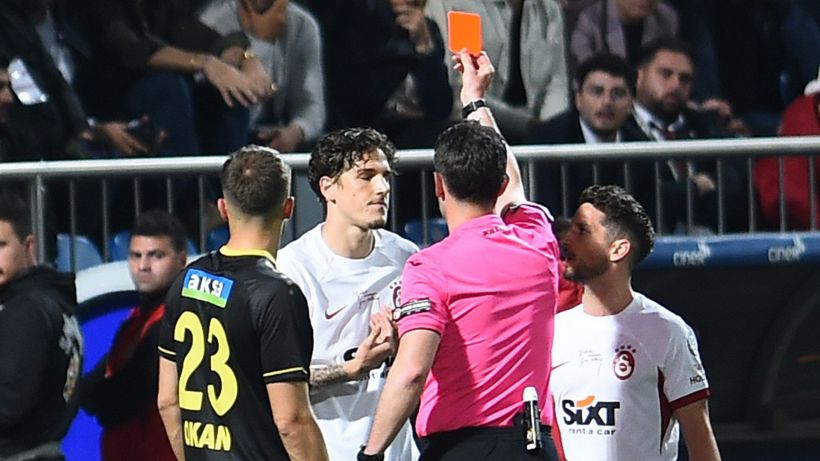 Zaniolo ci ricasca: espulso dopo 6’ dal suo ingresso in Istanbulspor-Galatasaray, poi calci e pugni nel tunnel