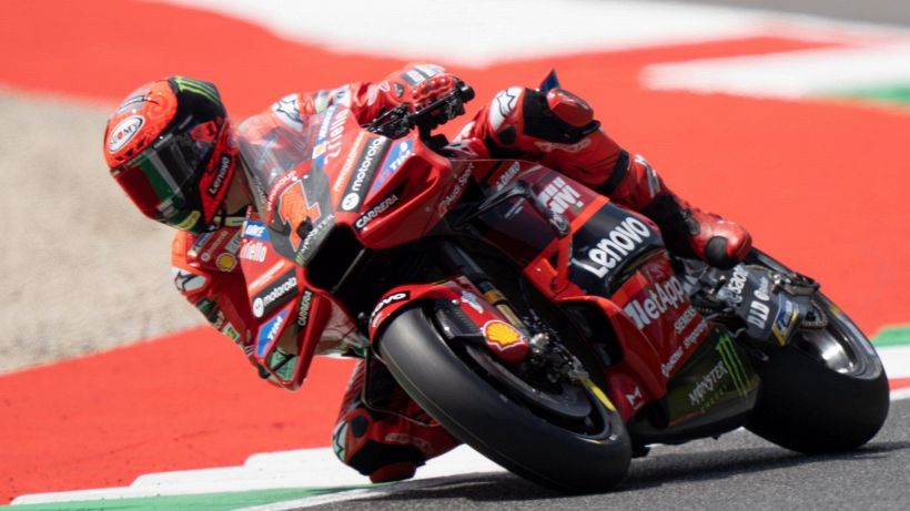 MotoGP, Gp d'Italia: Bagnaia, pole di rabbia al Mugello. Battuto Marquez, sesto Bezzecchi