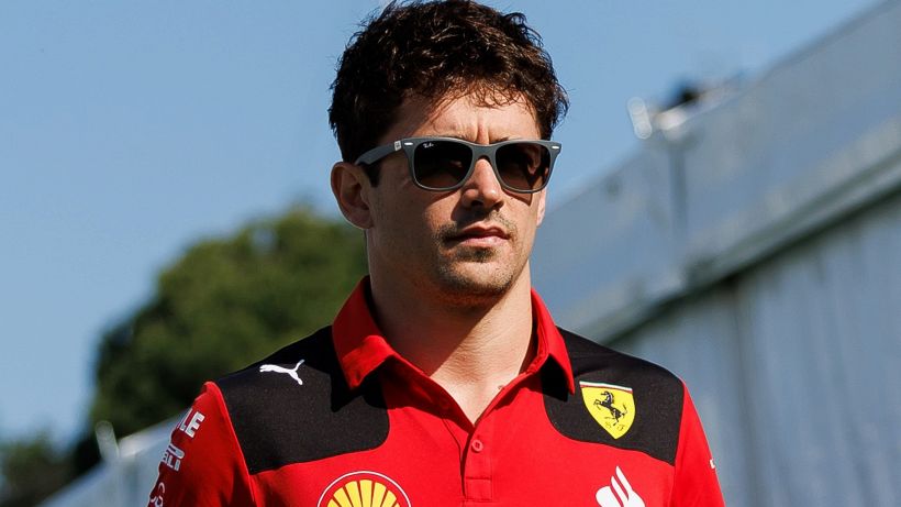 F1, caos Ferrari: il muretto lo ignora, Charles Leclerc si ribella