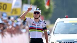 Giro di Svizzera, Evenepoel: vittoria con dedica a Gino Mäder