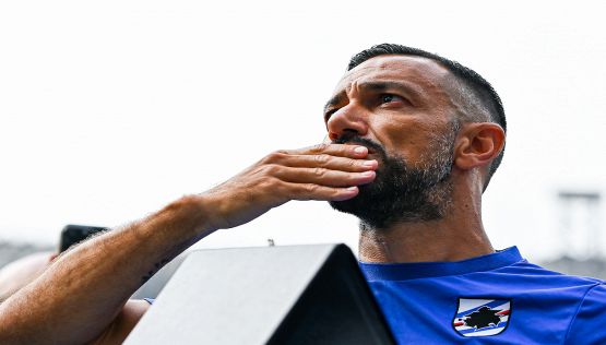 Le lacrime di Quagliarella per l’omaggio del Maradona: fotogallery