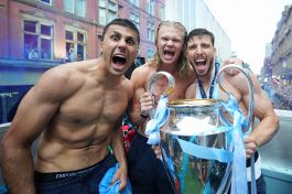 La festa infinita del Manchester City, la sfilata in un mare celeste