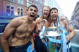 La festa infinita del Manchester City, la sfilata in un mare celeste