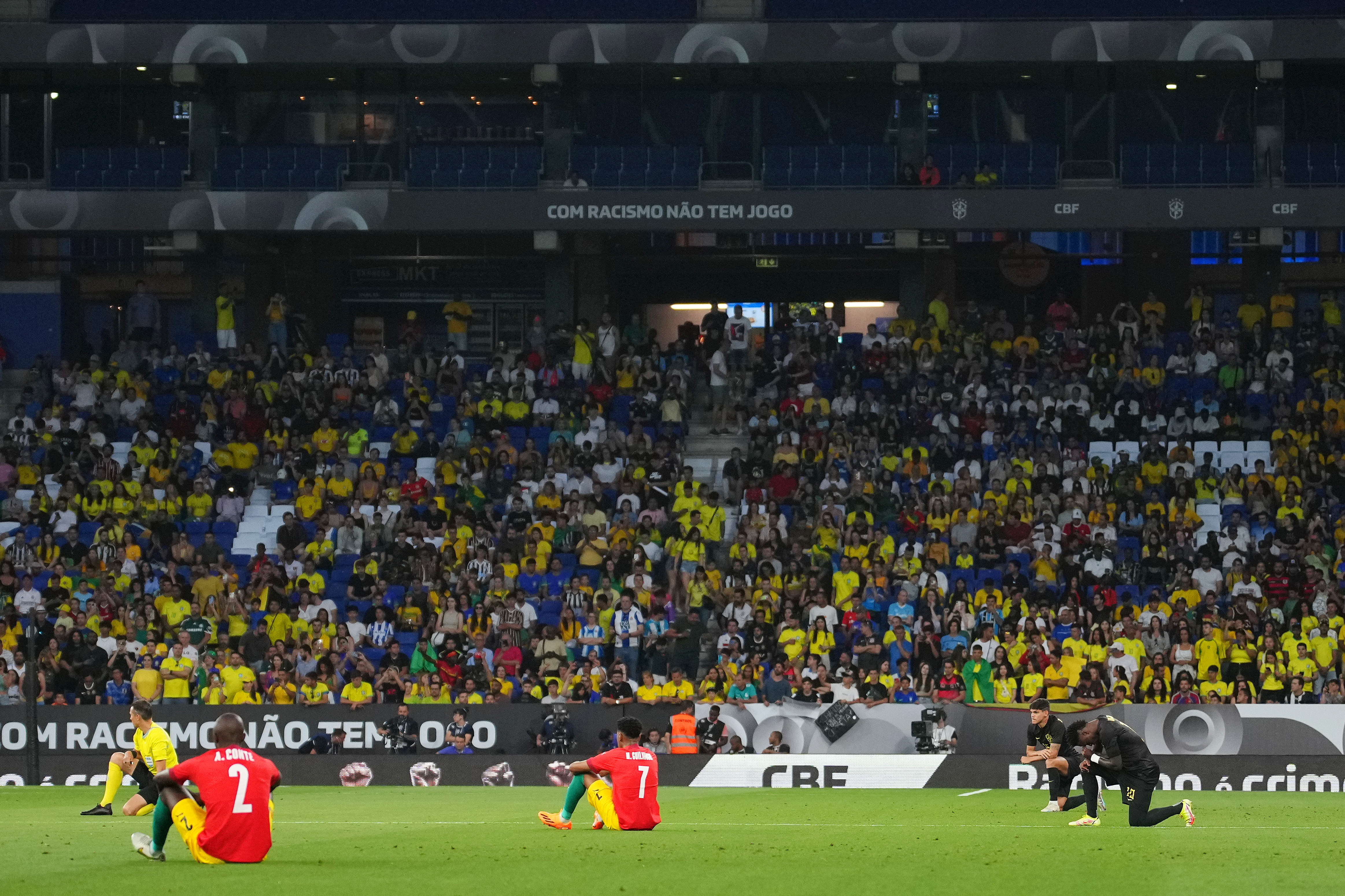 Brasile in maglia nera contro il razzismo per 45 minuti. La gallery