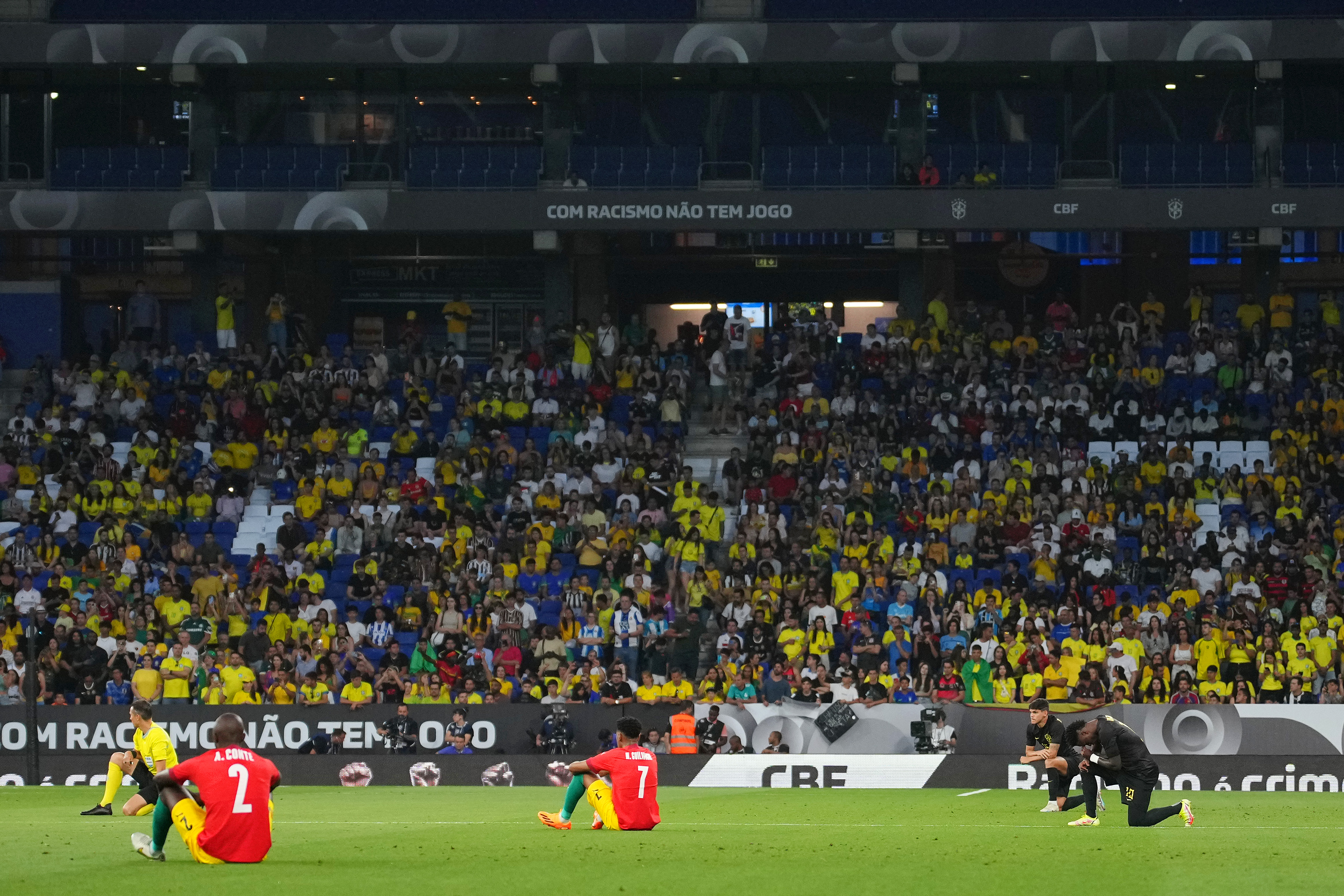 Brasile con la maglia nera nell'amichevole antirazzista contro la Guinea.  Foto