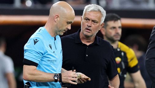 Arbitro Taylor, dopo Mourinho nuova bufera: la veemente protesta dei tifosi di Chelsea e Liverpool