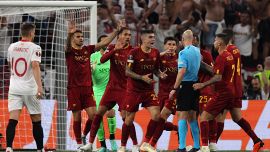 Europa League, Roma beffata: dall'arbitro a Mancini, polemiche e reazioni social