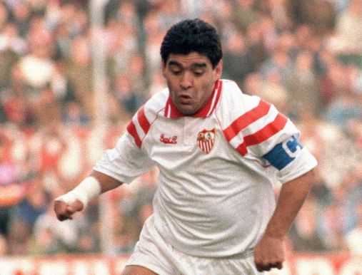 Maradona, la mano di Dios non perdona: dopo Argentina, Napoli e Barça anche il Siviglia in festa