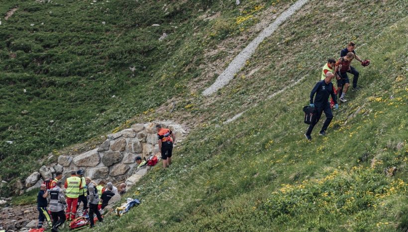 Gino Mäder, il ciclista caduto al Giro di Svizzera è in gravi condizioni