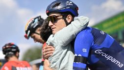 La morte di Gino Mäder, caduto in un burrone al Giro di Svizzera: dietro all'abbraccio di sua madre Sandra a Küng