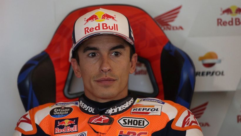 MotoGp: Marquez cade e si frattura un dito, ma correrà