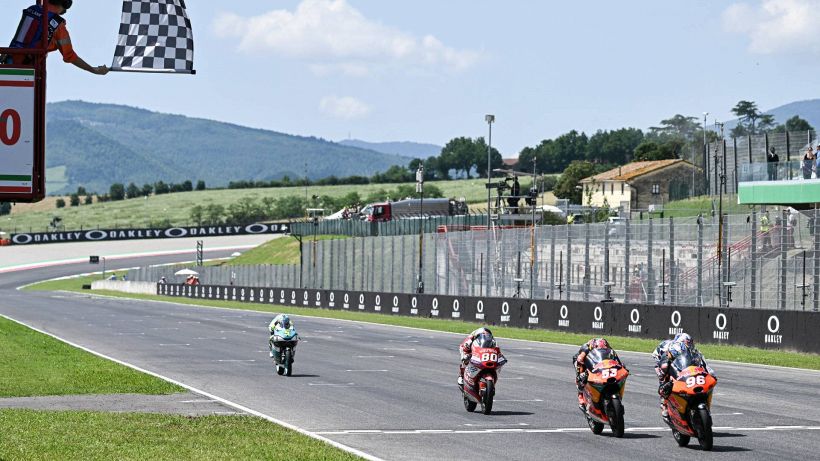 Moto 3, va a Holgado la volata a cinque